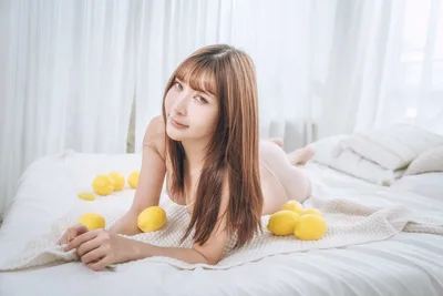 Woman on Bed with Yellow Lemons and White Bedding - free people & portraits wallpaper 5874×3921