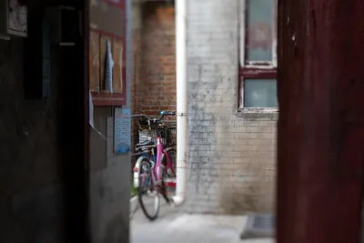 Pink Bicycle in Narrow Urban Alley - free city & urban wallpaper 5568×3712