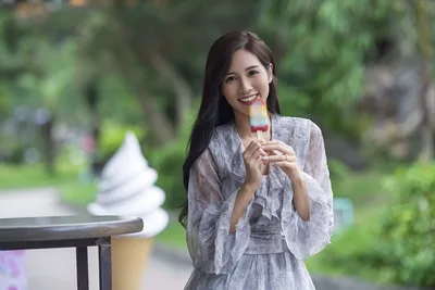 Young Woman With Popsicle In Garden Setting - free people & portraits wallpaper 5120×3418