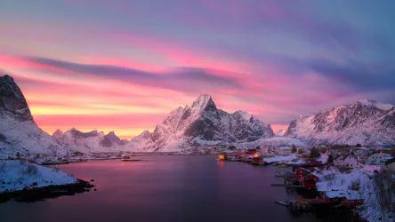 Reine's Golden Dusk: Norway's Hidden Fishing Village - free nature wallpaper 3840×2160