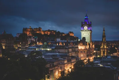 Edinburgh Castle and City Skyline at Twilight - free city & urban wallpaper 8404×5603