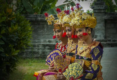 Three Women in Traditional Balinese Ceremonial Dress - free people & portraits wallpaper 3692×2508