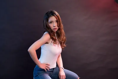 Portrait of Woman in Pink Top and Jeans - free people & portraits wallpaper 2048×1366