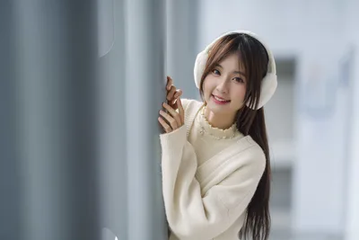Young Woman in Winter White Sweater and Beanie - free people & portraits wallpaper 5120×3418