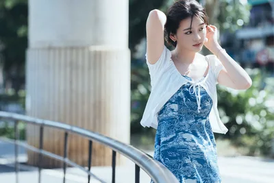 Young Woman in Blue Dress Posing by White Column - free people & portraits wallpaper 5120×3413
