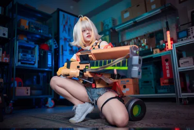 Armed Muse in a Shorts - free wallpaper 5000×3332