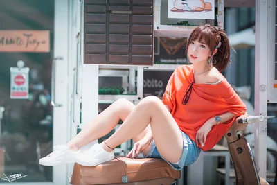 Seated Lady in a Shirt - free people & portraits wallpaper 5760×3840