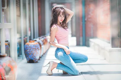 Brown-Haired Lady in a Crop Top - free people & portraits wallpaper 5760×3840