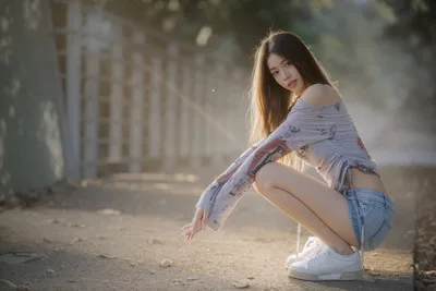 Crouching Lady, from the Side - free people & portraits wallpaper 6144×4098