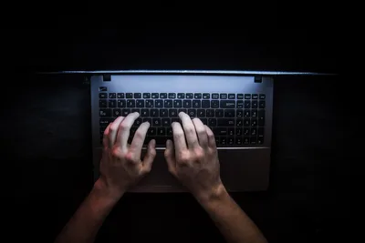 Solo Computer: Dark - free photography wallpaper 6000×4000