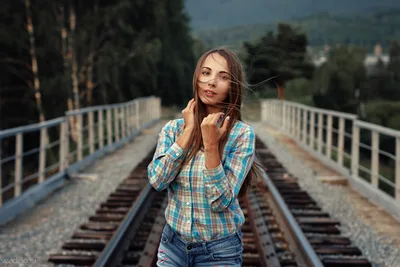 Brown-Haired Model in a Shirt - free wallpaper 5120×3413