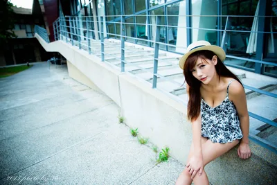 Seated Brown-Haired Woman - free people & portraits wallpaper 5760×3840