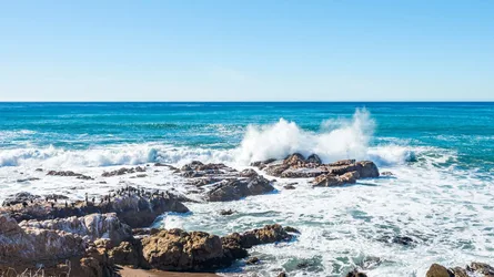 Crashing Waves on Rocky Coastal Shore - free wallpaper 2560×1439