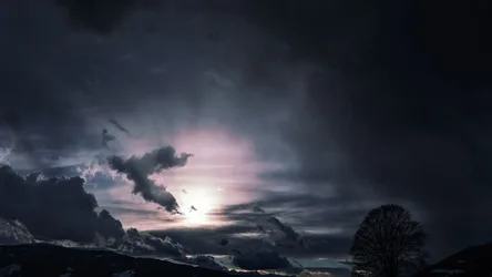 Stormy Sunset Over the Ocean - free gaming wallpaper 2560×1440
