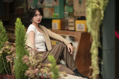 Seated Beauty in a Jacket - free people & portraits wallpaper 5120×3418