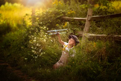 Grass: Seated Man - free people & portraits wallpaper 6144×4096