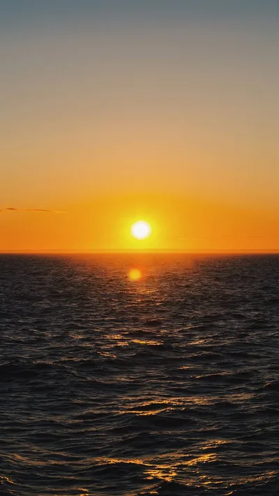Golden Horizon: Sunset Over the Ocean Waves - free gaming wallpaper 1242×2208