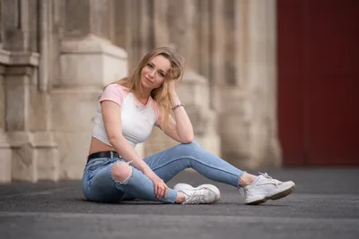 Seated Lady in a Crop Top - free people & portraits wallpaper 7680×5123