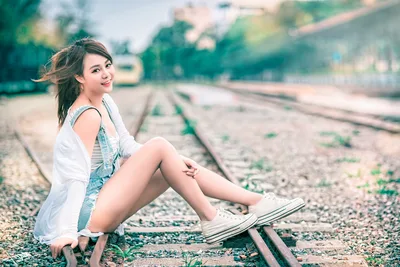 Seated Girl in a Dress - free people & portraits wallpaper 5760×3840