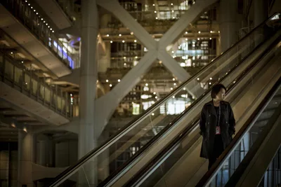 Black-Haired Gentleman on the Stairs - free city & urban wallpaper 5120×3414