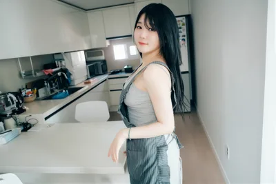 Black-Haired Lady in an Apron in a Kitchen - free people & portraits wallpaper 5000×3332