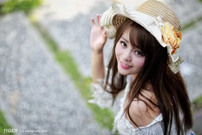 Brown-Haired Lady in a Dress - free wallpaper 5760×3840