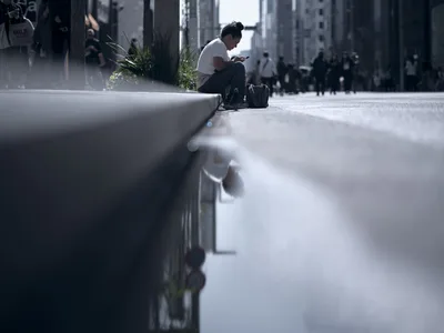 Black-Haired Man in the City - free wallpaper 6144×4608