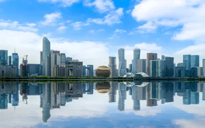 City Skyline and Architecture in the City - free city & urban wallpaper 2880×1800