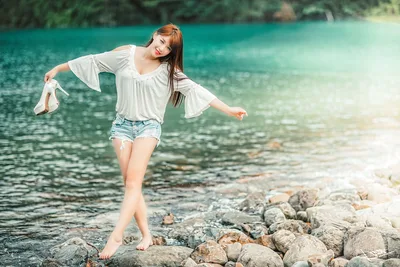 Brown-Haired Lady in a Shirt in the Water - free wallpaper 5760×3840