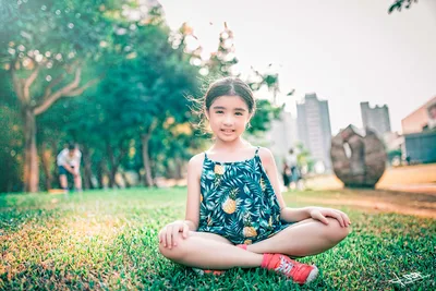 Seated Beauty in a Dress - free wallpaper 5120×3414
