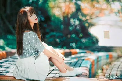 Soft-Focus Seated Muse - free wallpaper 5760×3840