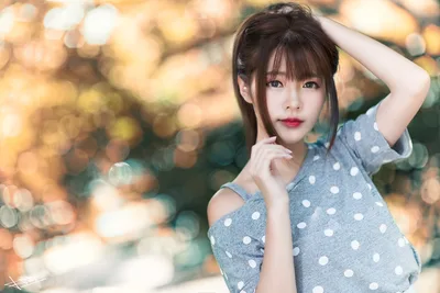 Soft-Focus Brown-Haired Girl - free wallpaper 5760×3840