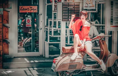 Seated Lady in a Shirt - free wallpaper 5120×3288