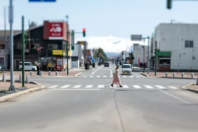 Woman Crossing Zebra Crossing in Japanese Town Street - free city & urban wallpaper 5568×3712