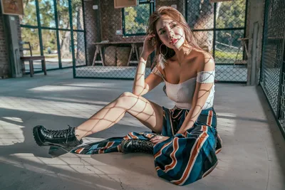 Woman Posing in Tennis Court Setting with Natural Sunlight - free people & portraits wallpaper 2048×1366
