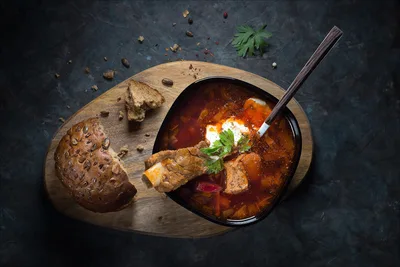 Gourmet Beef Stew with Seeded Bread on Wooden Board - free food wallpaper 2000×1333
