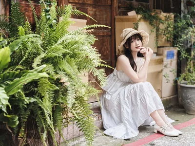 Girl in White Dress Posing Among Ferns - free wallpaper 4096×3072
