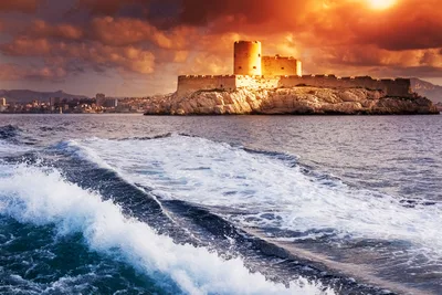 Medieval Castle on Rocky Island at Sunset - free nature wallpaper 5000×3334