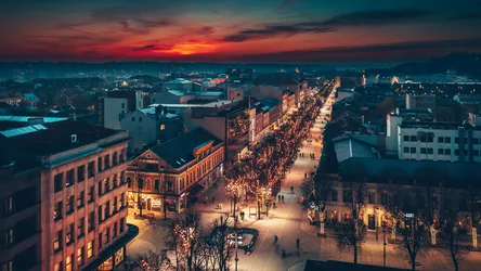 European City Street at Dusk with Illuminated Trees - free wallpaper 3840×2160