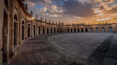 Historic Courtyard at Sunset with Arched Colonnade - free city & urban wallpaper 6144×3422