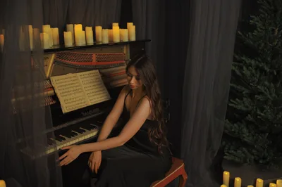 Woman Playing Piano by Candlelight - free people & portraits wallpaper 6048×4024