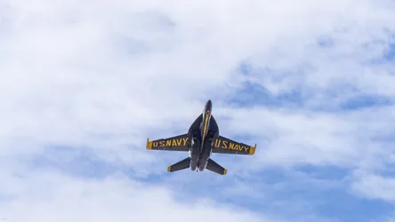 U.S. Navy Blue Angels Fighter Jet in Flight - free wallpaper 4096×2304