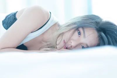 Young Woman Resting on White Bedding - free people & portraits wallpaper 4896×3264