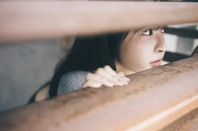Child Peeking Under Wooden Surface in Natural Light - free people & portraits wallpaper 4000×2658