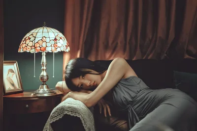 Woman Resting by Tiffany Lamp in Vintage Interior - free people & portraits wallpaper 2000×1333