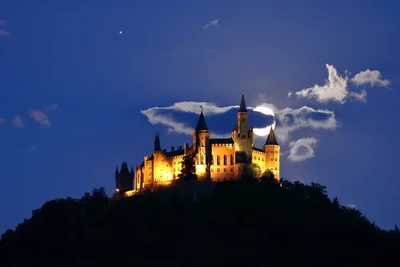 Illuminated Castle on Hilltop at Twilight - free city & urban wallpaper 2048×1365