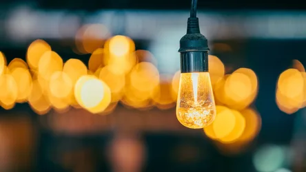 Glowing Vintage Bulb With Bokeh Lights Background - free photography wallpaper 5120×2880