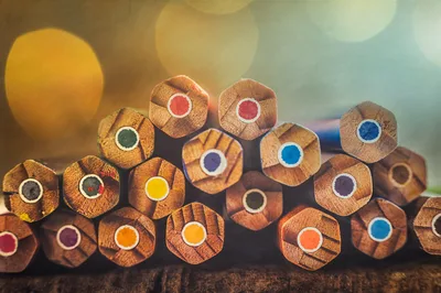 Colored Pencils Arranged in Circle with Bokeh Background - free wallpaper 1600×1065