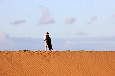 Couple Standing on Desert Sand Dune at Sunset - free people & portraits wallpaper 4989×3326