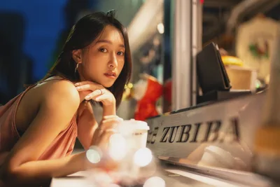 Woman At Night Cafe With Bokeh Lights - free people & portraits wallpaper 3000×2000